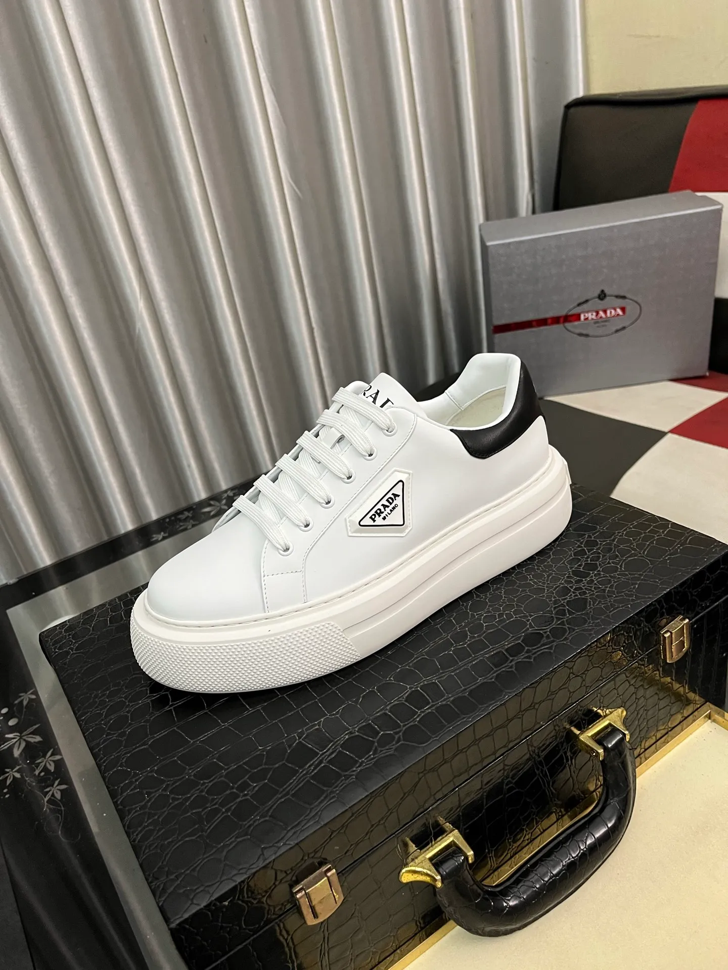 Men's shoes 💰580⌚️⌚️【PRADA】Prada casual shoes, originally developed 1:1, made of high-mercerized cowhide with imported cowhide, silk sheepskin lining, rubber outsole, comfortable and soft on the foot, size: 38-444️⃣Colors available